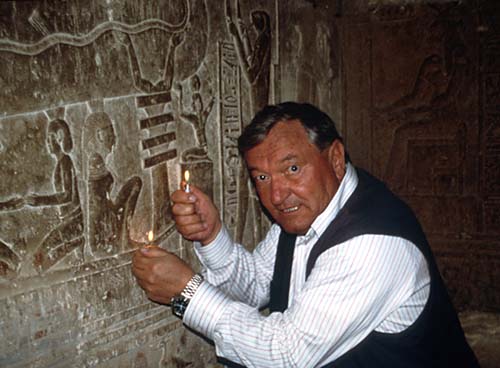 Erich von Däniken dans la crypte souterraine de Dendérah (Egypte)