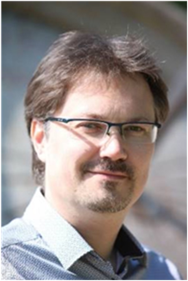 Une image contenant Visage humain, personne, habits, sourireDescription générée automatiquement